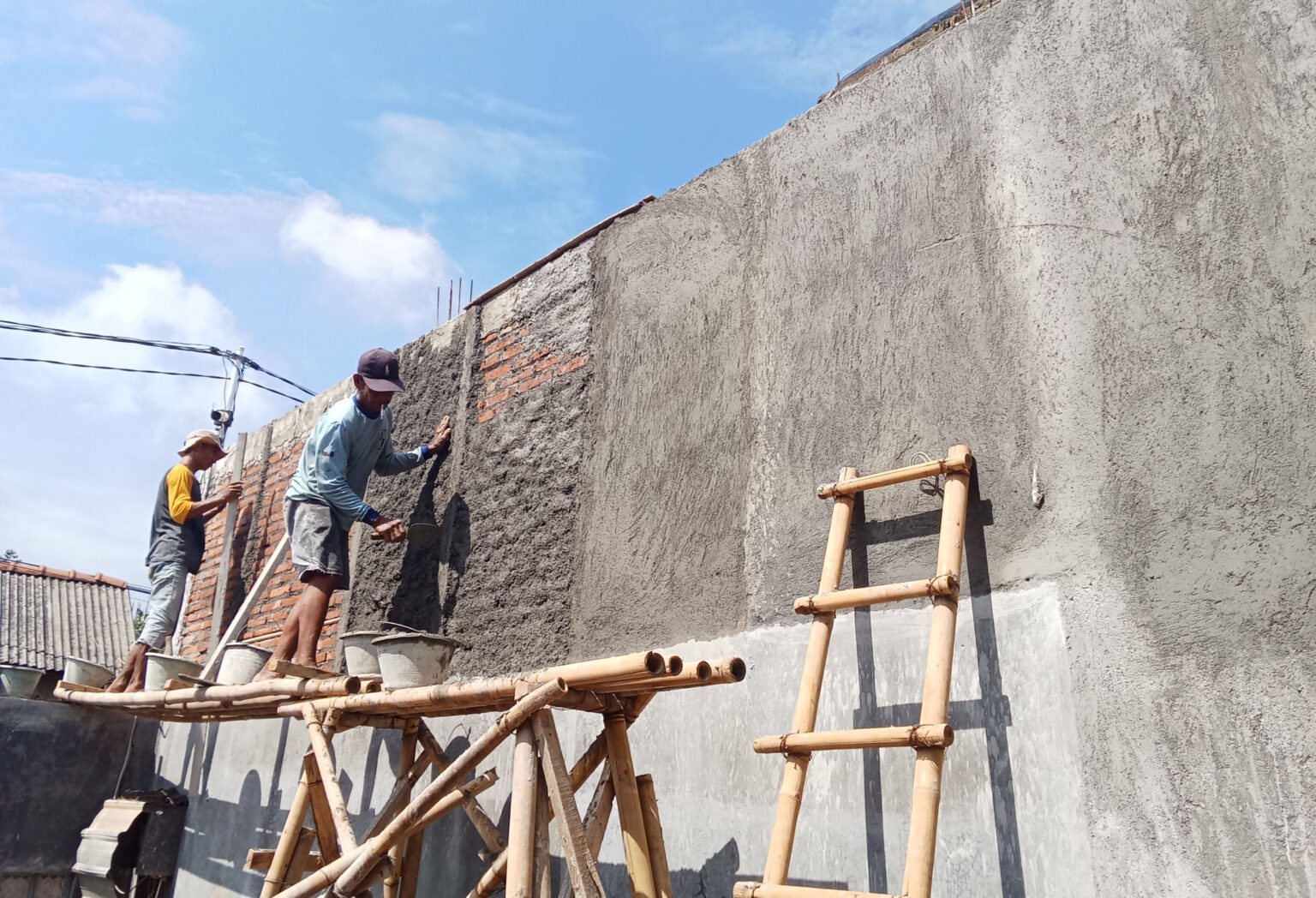 Técnico de Grupo Ortega realizando mediciones para un nuevo proyecto de obra.
