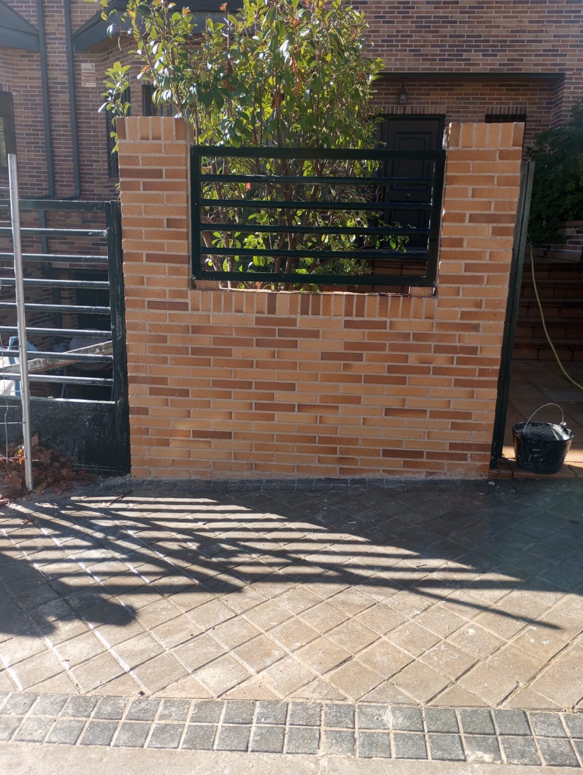 Detalle de acabados profesionales en una estructura de construcción reciente.