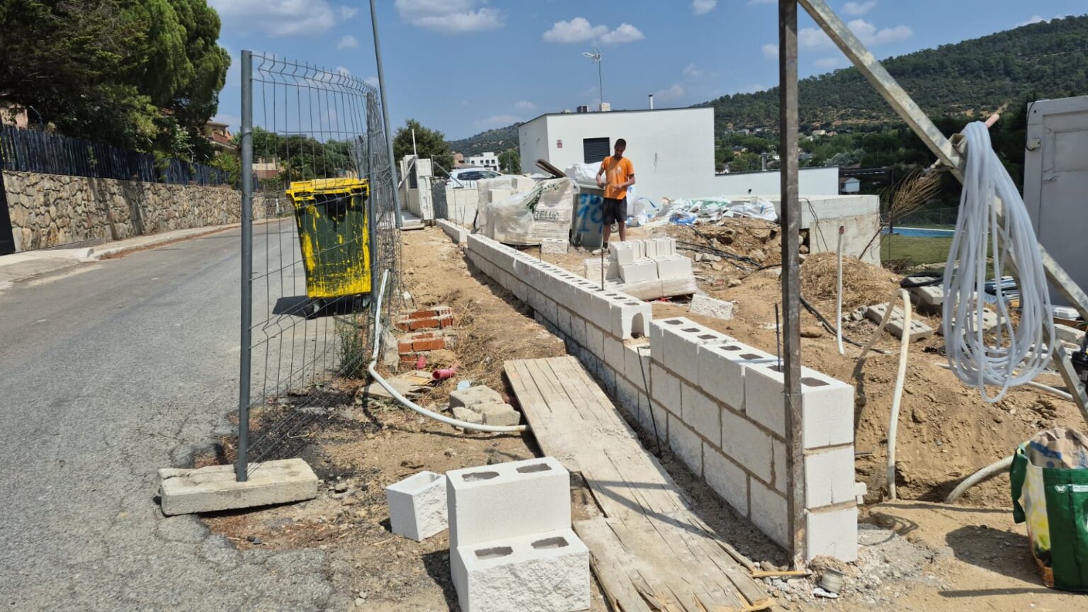 estructura sólida de muro de bloque antes del revestimiento final.