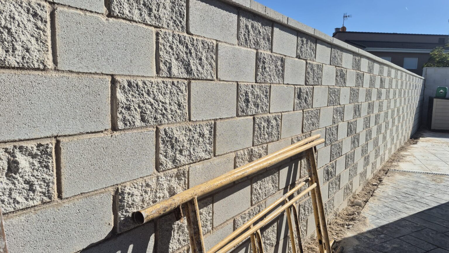 Construcción de muros de piedra y obra integrados en el entorno natural.