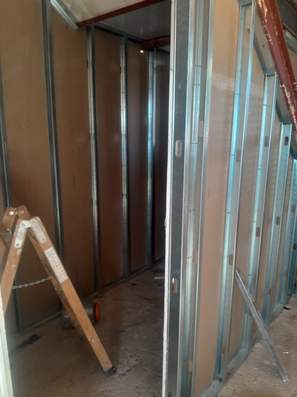 Terreno en preparación para el inicio de obra de una casa llave en mano.