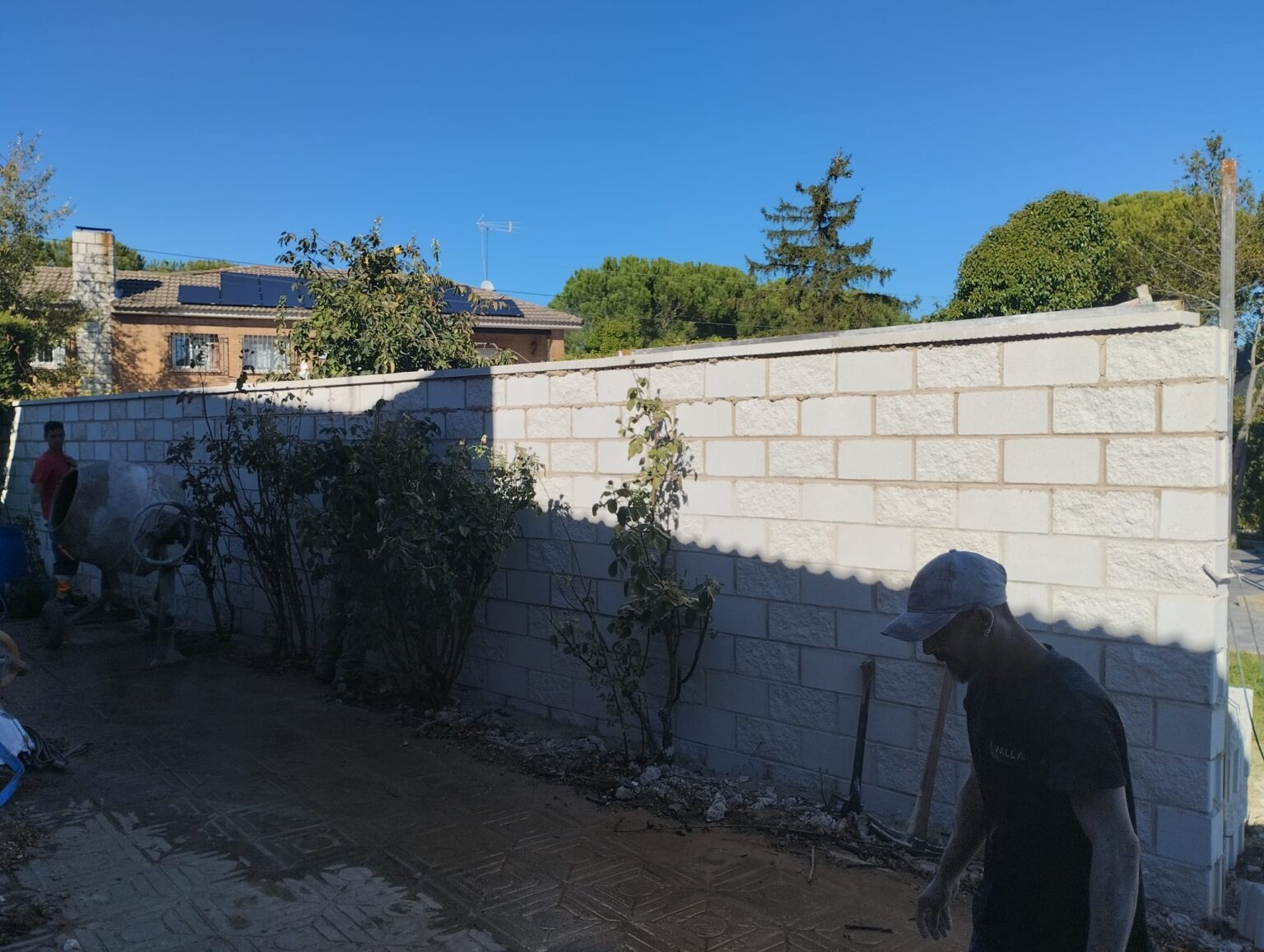 Variedad de acabados en muros (monocapa, bloque y ladrillo).