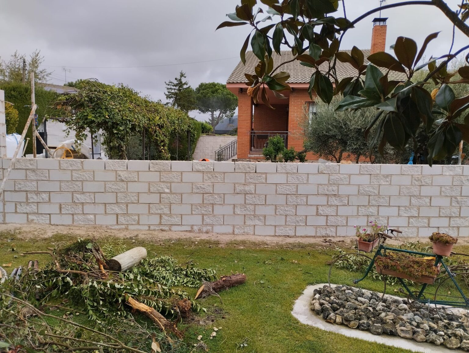 Equipo de profesionales de Grupo Ortega en una obra de construcción en Madrid.