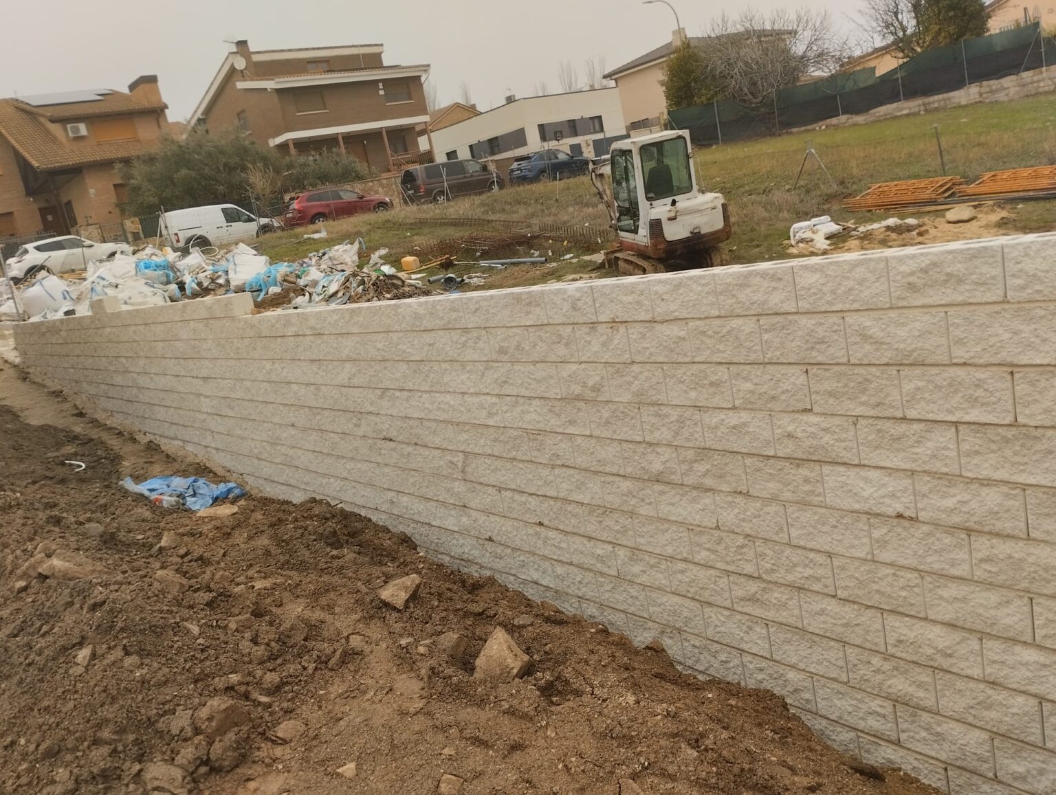 Refuerzo de muros antiguos y construcción de nuevos cerramientos.